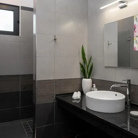 Villa Ourmadeira - Grayci's House, Contemporary Arco da Calheta (Madeira)